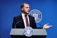 Miniszter: Túl sok volt a hosszú hétvégéhez igazított betegszabadság, egymilliárd lej ment el erre