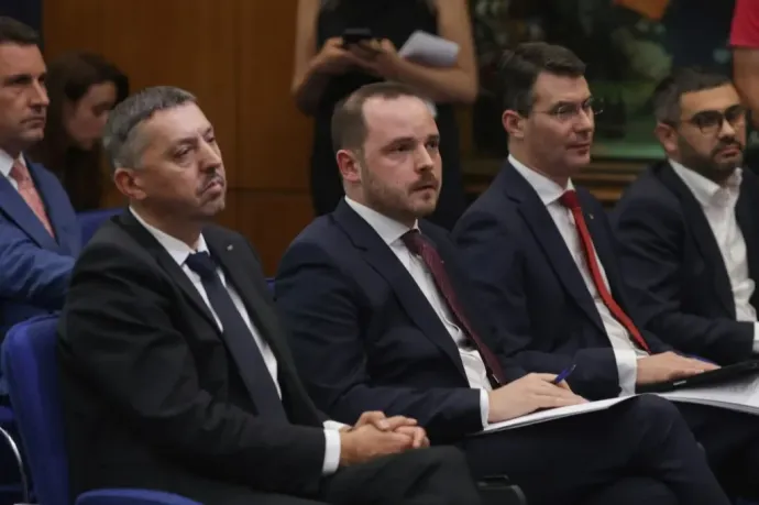 Négy miniszter és egy miniszterelnök-helyettes vázolta fel a szigorításokat: kevesebb ösztöndíj, több járulék, és jönnek az újabb csomagok