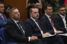 Négy miniszter és egy miniszterelnök-helyettes vázolta fel a szigorításokat: kevesebb ösztöndíj, több járulék, és jönnek az újabb csomagok