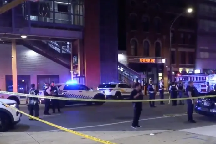 Négyen meghaltak amikor egy terepjáróból tüzet nyitottak egy chicagói szórakozóhely közönségére