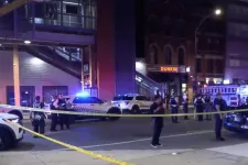 Négyen meghaltak amikor egy terepjáróból tüzet nyitottak egy chicagói szórakozóhely közönségére