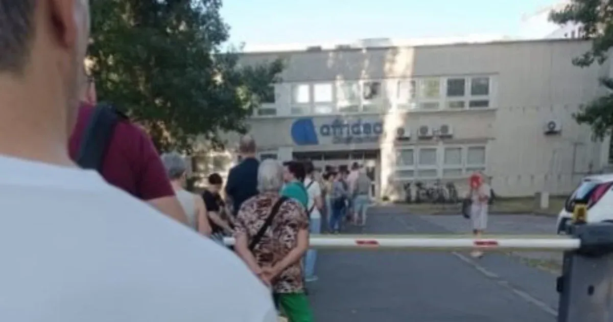 Három és fél órát vártak a győriek harminc fokban MRI-időpontra, a magánklinika szerint ez váratlan helyzet volt