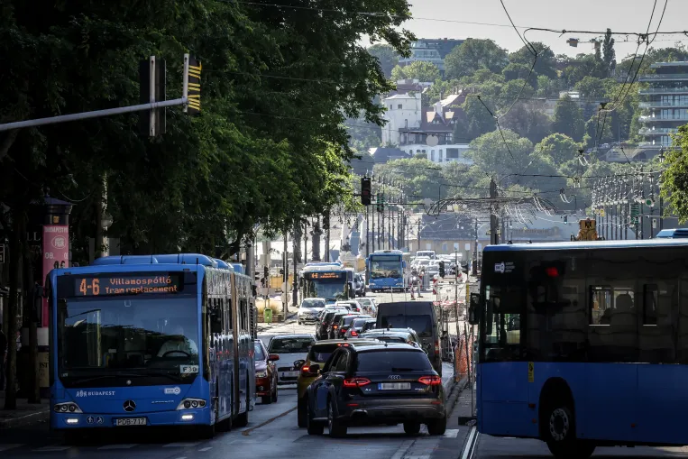 Dugóban ül Budapesten? Nem véletlen! Nem úgy alakul a nyári forgalom, ahogy szokott