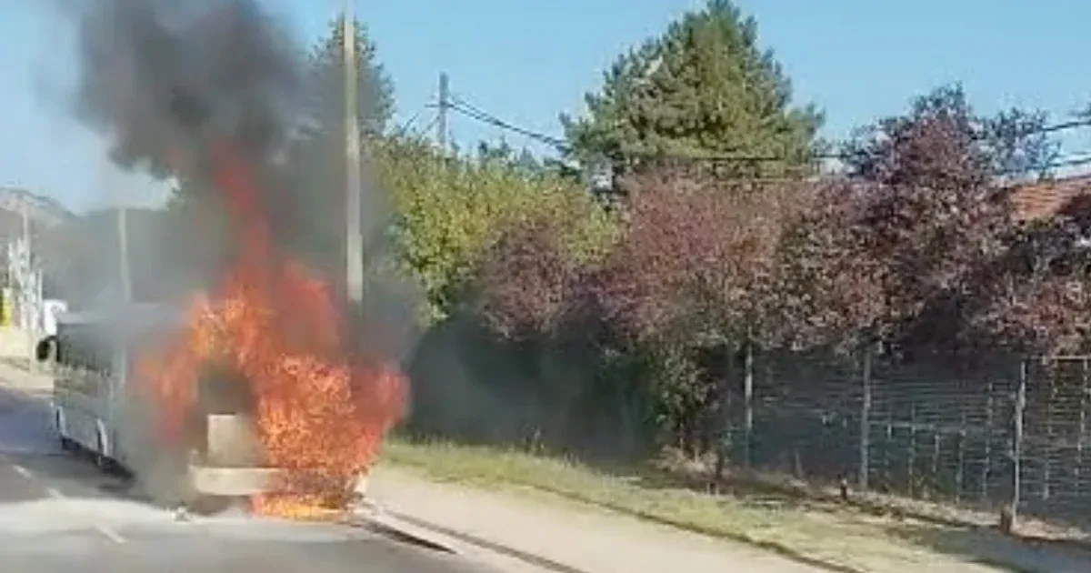 Teljesen kiégett egy csuklós busz Esztergomban