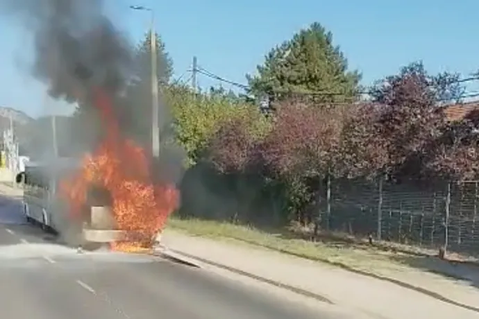 Teljesen kiégett egy csuklós busz Esztergomban