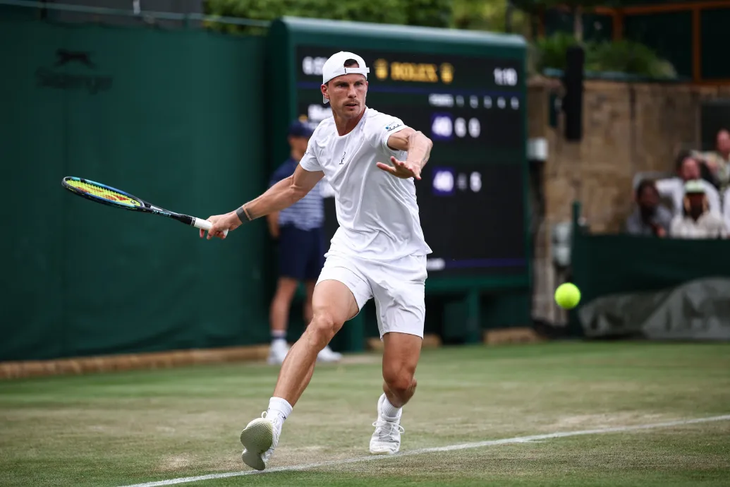Besötétedett Fucsovicsék meccsén Wimbledonban, az ötödik szettet pénteken játsszák le – Forrás: Telex.hu