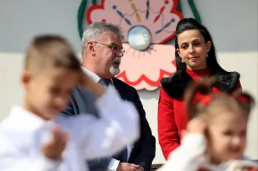 Sok település olyan kiszolgáltatott, hogy a polgármesternek muszáj „szembeköpnie” magát