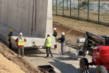 Videón, ahogy egy 360 méteres támfalat építenek a ferihegyi repülőtér harmadik termináljának