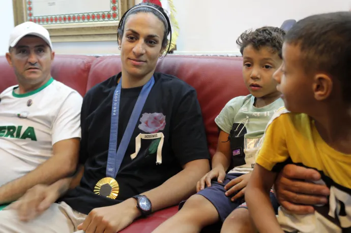 Imane Helif női váltósúlyú olimpiai bajnoki aranyérmével családja körében. Helif párizsi szereplése nem csak a magyar, hanem a nemzetközi közvéleményt is megosztotta – Fotó: AFP