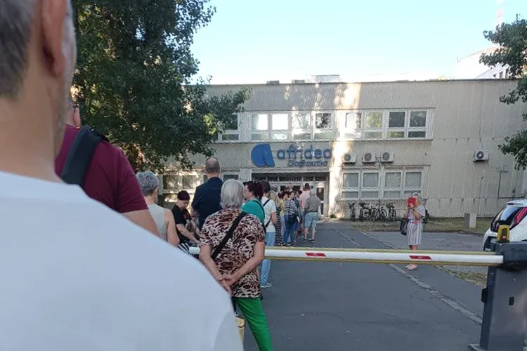 Három és fél órát vártak a győriek harminc fokban MRI-időpontra, a magánklinika szerint ez váratlan helyzet volt