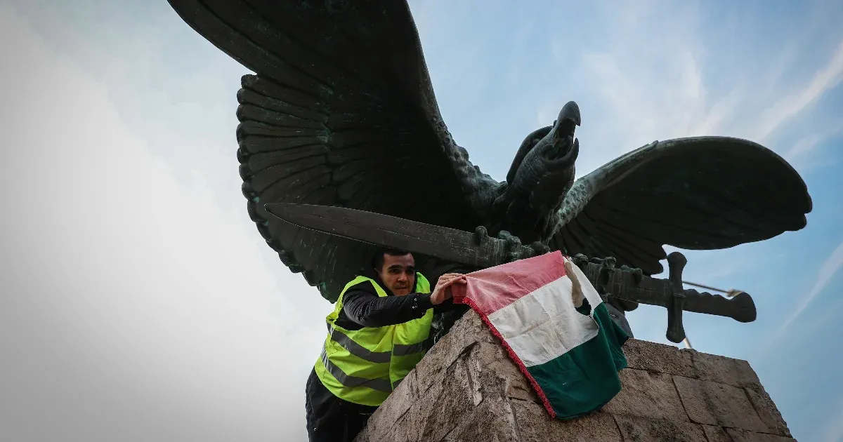 A XII. kerületi önkormányzat vizsgálja a jogi lehetőségeket a Turul-rendelettel szemben, Lázár szerint a Turul marad