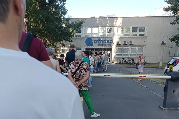 Három és fél órát vártak a győriek harminc fokban MRI-időpontra, a magánklinika szerint ez váratlan helyzet volt