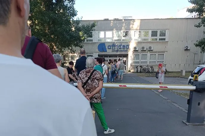 Három és fél órát vártak a győriek harminc fokban MRI-időpontra, a magánklinika szerint ez váratlan helyzet volt