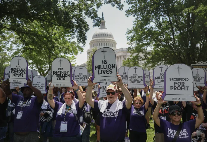 A Service Employees International Union szakszervezet tagjai tiltakoznak a törvényjavaslat és a Medicaid megvágása ellen a Washingtonban 2025. június 23-án – Fotó: Joe Raedle / Getty Images