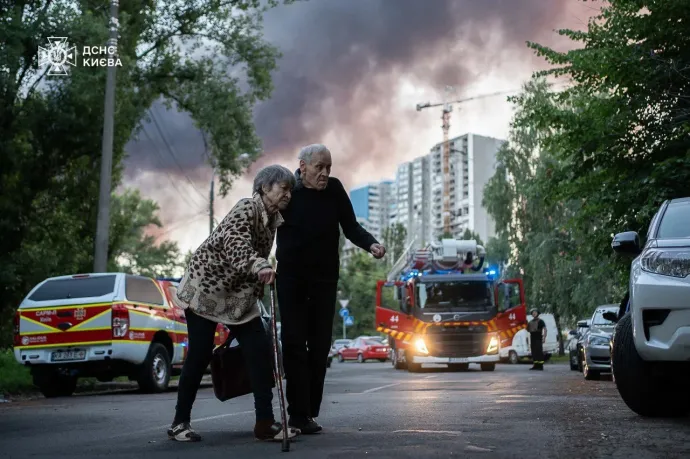 Idős házaspár menekül el a Kijevet ért dróntámadás elől 2025 július 4-én Fotó: State Emergency Service Of Ukraine / Anadolu via AFP