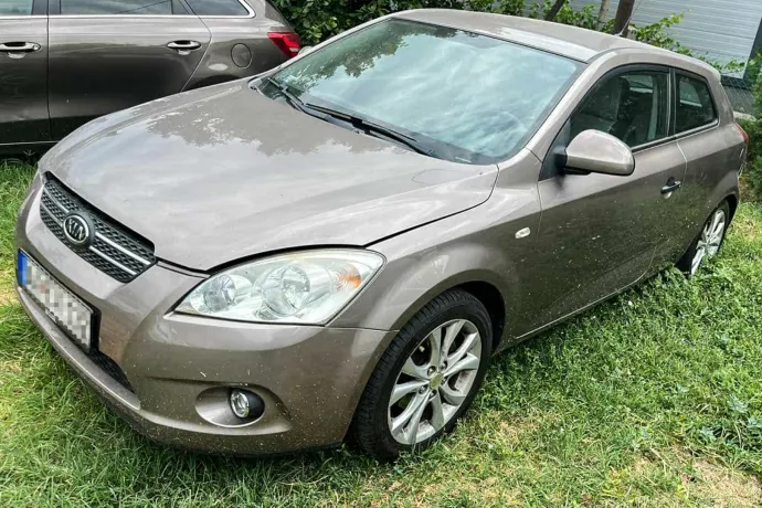 A filléres Kia Cee'd motorját a korábbi gazdái nyírták ki, de a katasztrófát a túl hosszú szervizciklusok készítették elő
