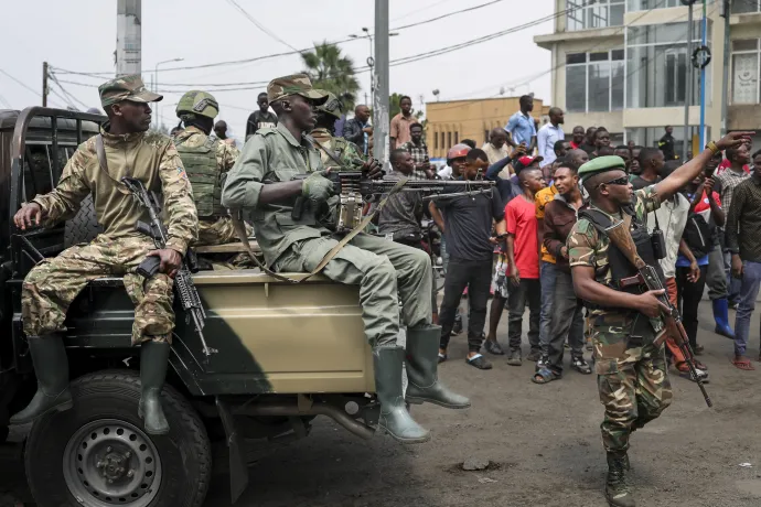 Az M23 fegyveres csoport tagjai biztosítják az utcát az Alliance Fleuve Congo, a lázadó csoportok – köztük az M23 csoport – politikai-katonai mozgalma vezetőjének érkezése előtt Gomában 2025. február 1-jén – Fotó: Tony Karumba / AFP