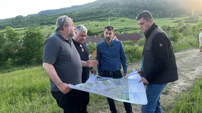 Sorin Lucaci (jobb szélen) Parajdon tájékozódott a helyzetről a bánya elárasztása után – Fotó: a vízügyi hatóság Facebook-oldala