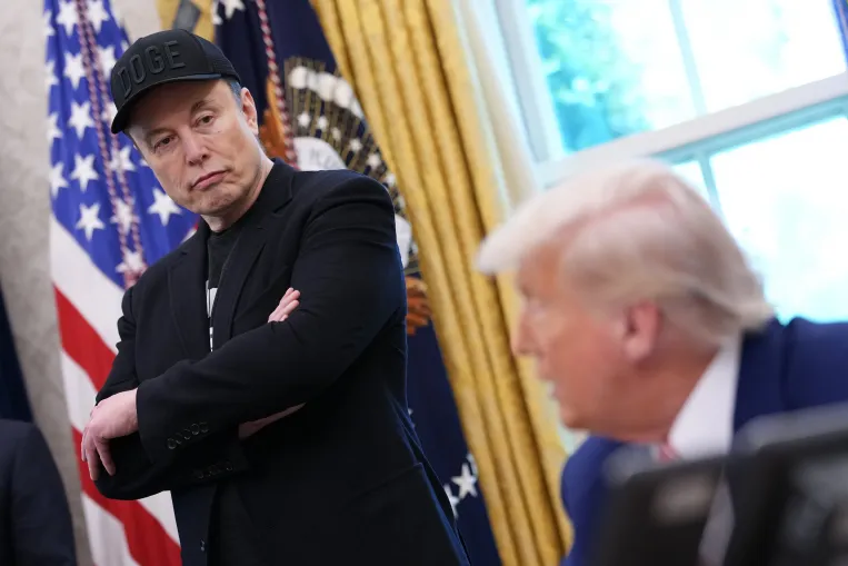 Újra fellángolt Musk és Trump háborúja: az elnök deportálná egykori haverját, aki új pártot alapít