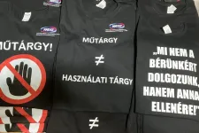 „Mi nem a bérünkért dolgozunk, hanem annak ellenére” feliratú pólókban fogadták a múzeumi dolgozók Lázár Jánost