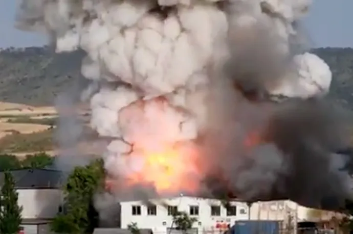 Mérgező füstfelhők gomolyognak Madrid környékén, miután kigyulladt egy akkumulátor-újrahasznosító üzem