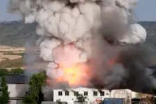 Mérgező füstfelhők gomolyognak Madrid környékén, miután kigyulladt egy akkumulátor-újrahasznosító üzem