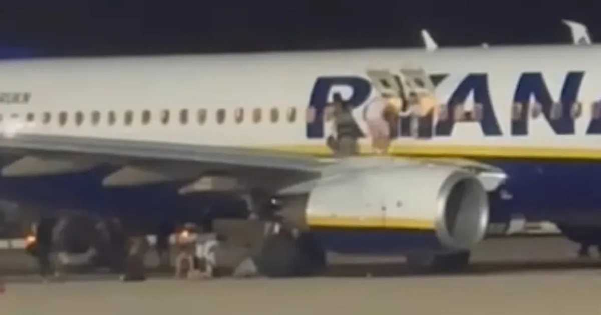 Tűzriadó volt a Ryanair mallorcai gépén, a repülő szárnyáról ugráltak le az utasok