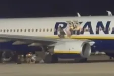 Tűzriadó volt a Ryanair mallorcai gépén, a repülő szárnyáról ugráltak le az utasok