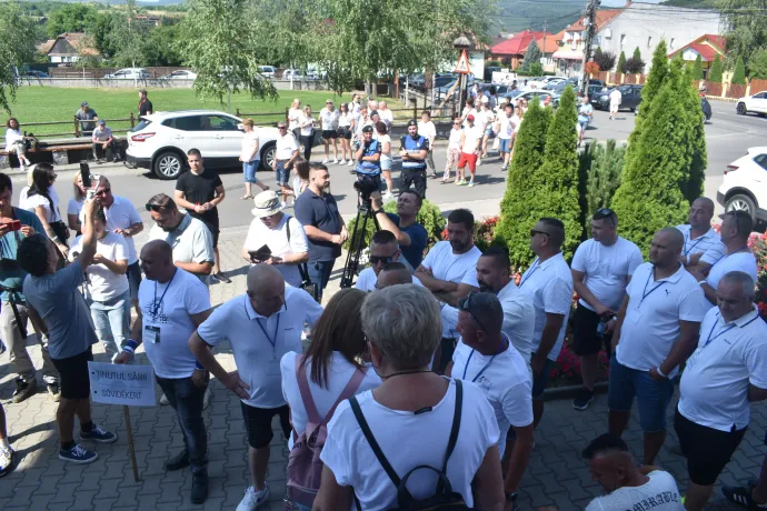 A tüntetők a Petőfi Sándor Kultúrotthontól a sóbánya elé vonultak – Fotó: Tőkés Hunor /Transtelex