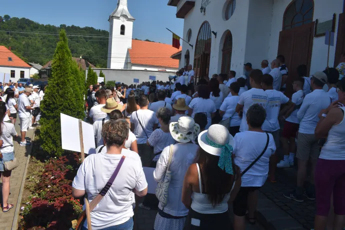 A tüntetők a Petőfi Sándor Kultúrotthontól a sóbánya elé vonultak – Fotó: Tőkés Hunor /Transtelex
