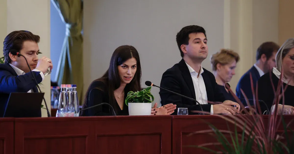 „A Tisza Párt frakcióvezetőjének lemondása: Politikai nyomás vagy családi okok?”