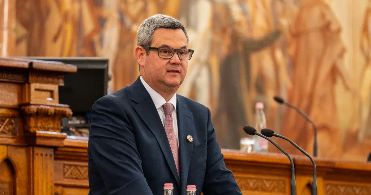 Takács Péter „óhatatlanul velejáró”, „kisebb üzemeltetési nehézségekről” írt Kulja leomló mennyezetes posztja után