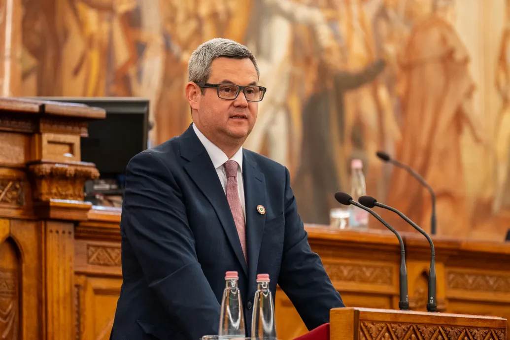 Takács Péter „óhatatlanul velejáró”, „kisebb üzemeltetési nehézségekről” írt Kulja leomló mennyezetes posztja után – Forrás: Telex.hu