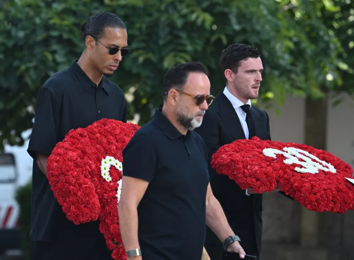 A háttérben Virgil Van Dijk és Andrew Robertson, a Liverpool védői Diogo Jota és testvére, André Silva mezszámaival – Fotó: Alex Juarez / 2025 Anadolu
