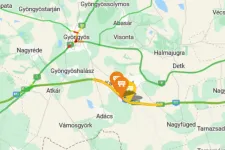 Összeütközött két autó az M3-as autópályán, Gyöngyöstől keletre mindkét irányba torlódás alakult ki