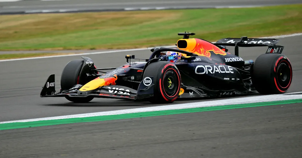 Verstappen odacsapott a végén, tökéletes kört összerakva nyerte a brit időmérőt
