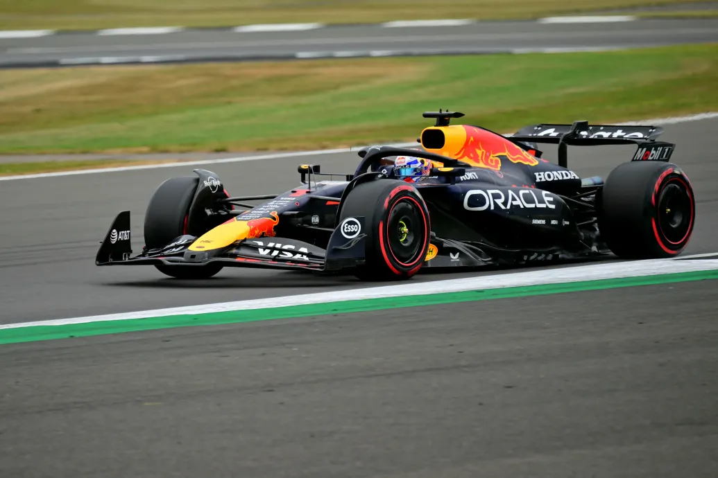 Verstappen odacsapott a végén, tökéletes kört összerakva nyerte a brit időmérőt