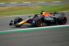 Verstappen odacsapott a végén, tökéletes kört összerakva nyerte a brit időmérőt