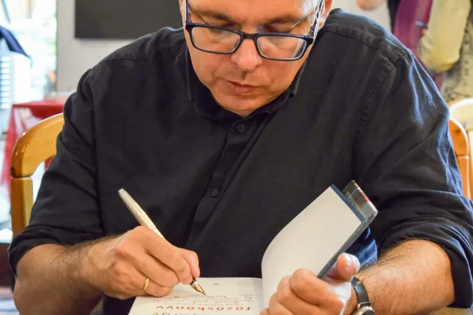 Főzőskönyvet dedikál a szerző – Fotó: Gál László / Transtelex