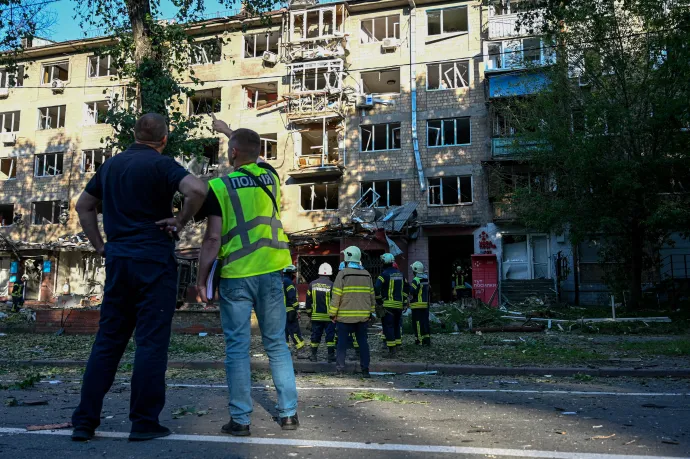 Kijevet ért rakéta- és dróntalálatok 2025. július 4-én – Fotó: Danylo Antoniuk / NurPhoto / NurPhoto via AFP
