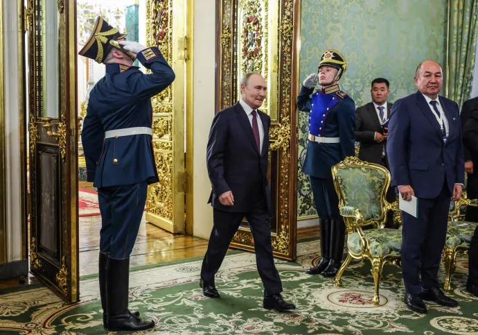 Vlagyimir Putyin a Kremlben találkozik Szadir Dzsaparov kirgiz elnökkel 2025. július 2-án – Fotó: Maxim Shemetov / Pool / AFP