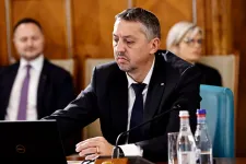 Kevesebb iskolaigazgatóval és nagyobb osztályokkal spórolna az oktatási miniszter