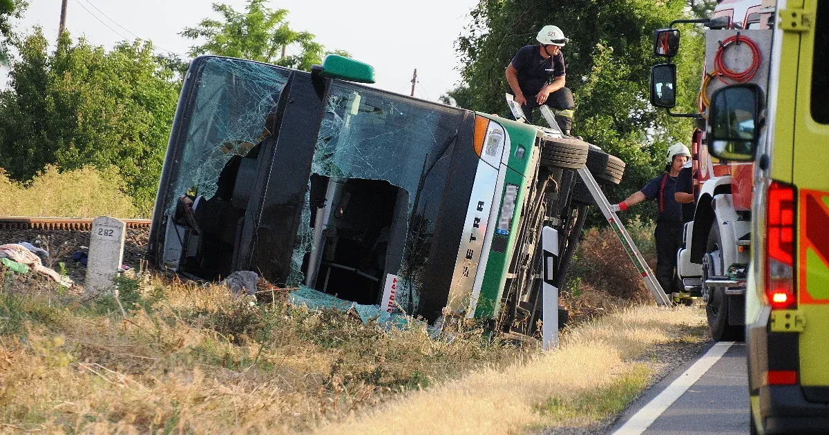 Árokba borult egy busz Kunszentmárton mellett