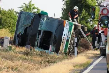 77 utassal, köztük gyerekekkel borult árokba egy busz hajnalban Kunszentmárton mellett