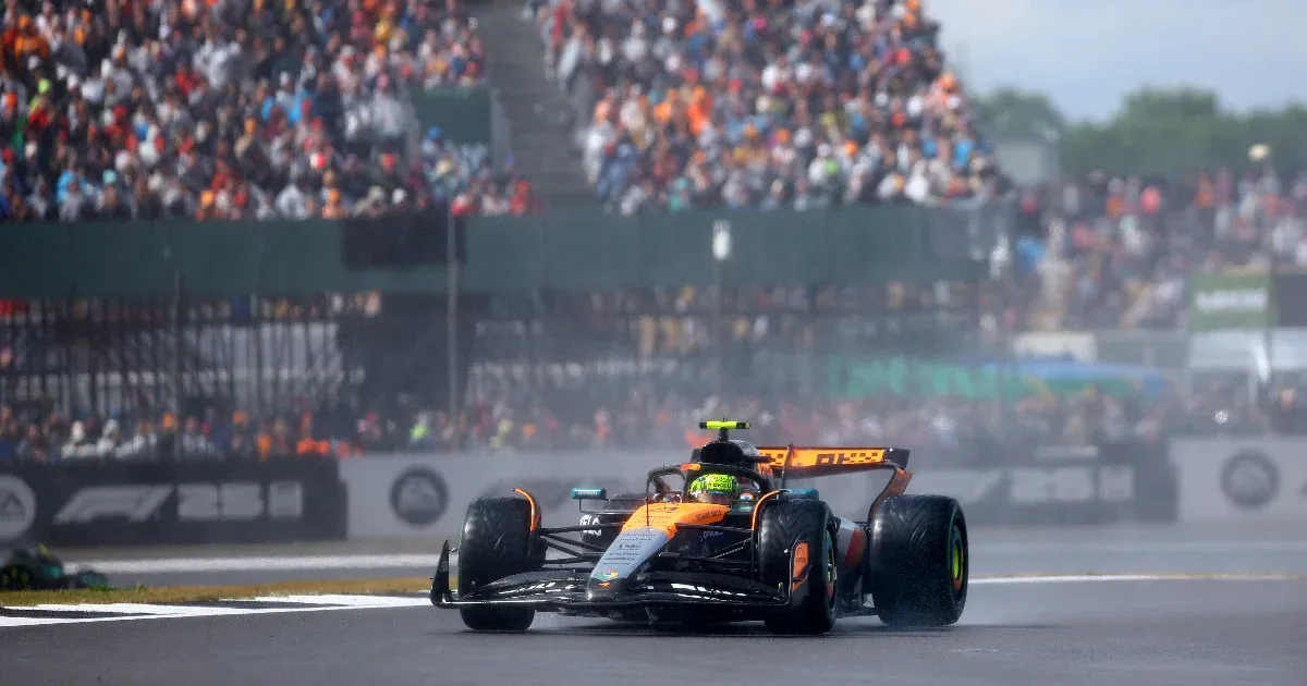 Eső, kicsúszások, safety car, büntetéssel bukott futamgyőzelem – minden volt Brit Nagydíjon, amin Hülkenberg a 19. helyről indulva lett a hős