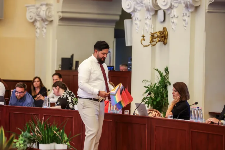 Ez egy nagyon fura történet magukat irodájukból kizárt képviselőkkel, pezsgővel, hajnali kajálással, Fidesz–Tisza-rivalizálással