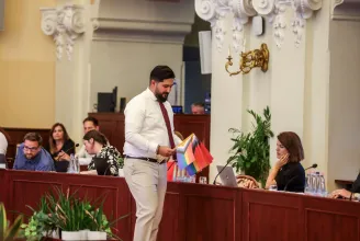 Ez egy nagyon fura történet magukat irodájukból kizárt képviselőkkel, pezsgővel, hajnali kajálással, Fidesz–Tisza-rivalizálással