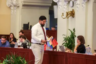Ez egy nagyon fura történet magukat irodájukból kizárt képviselőkkel, pezsgővel, hajnali kajálással, Fidesz–Tisza-rivalizálással