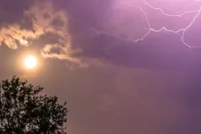 Hevesebb zivatarok, erős szél és jégeső is jöhet, jelentősen visszaesik a hőmérséklet