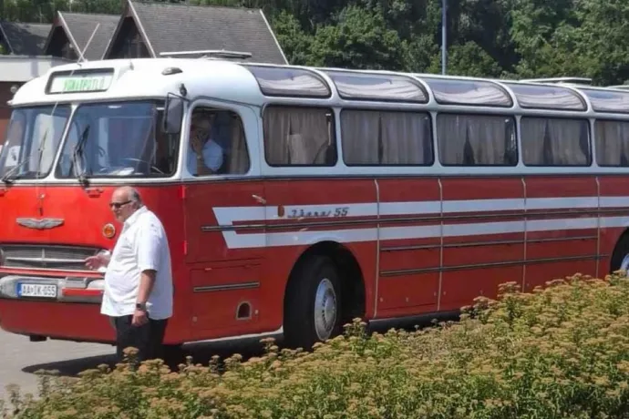 Retró Ikarus busszal is lehetett utazni a késő vonatok helyett a Balatonnál